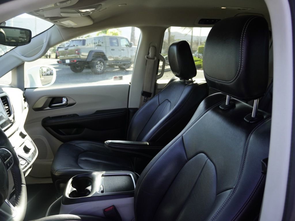 Used 2022 Chrysler Pacifica Touring-L image 19
