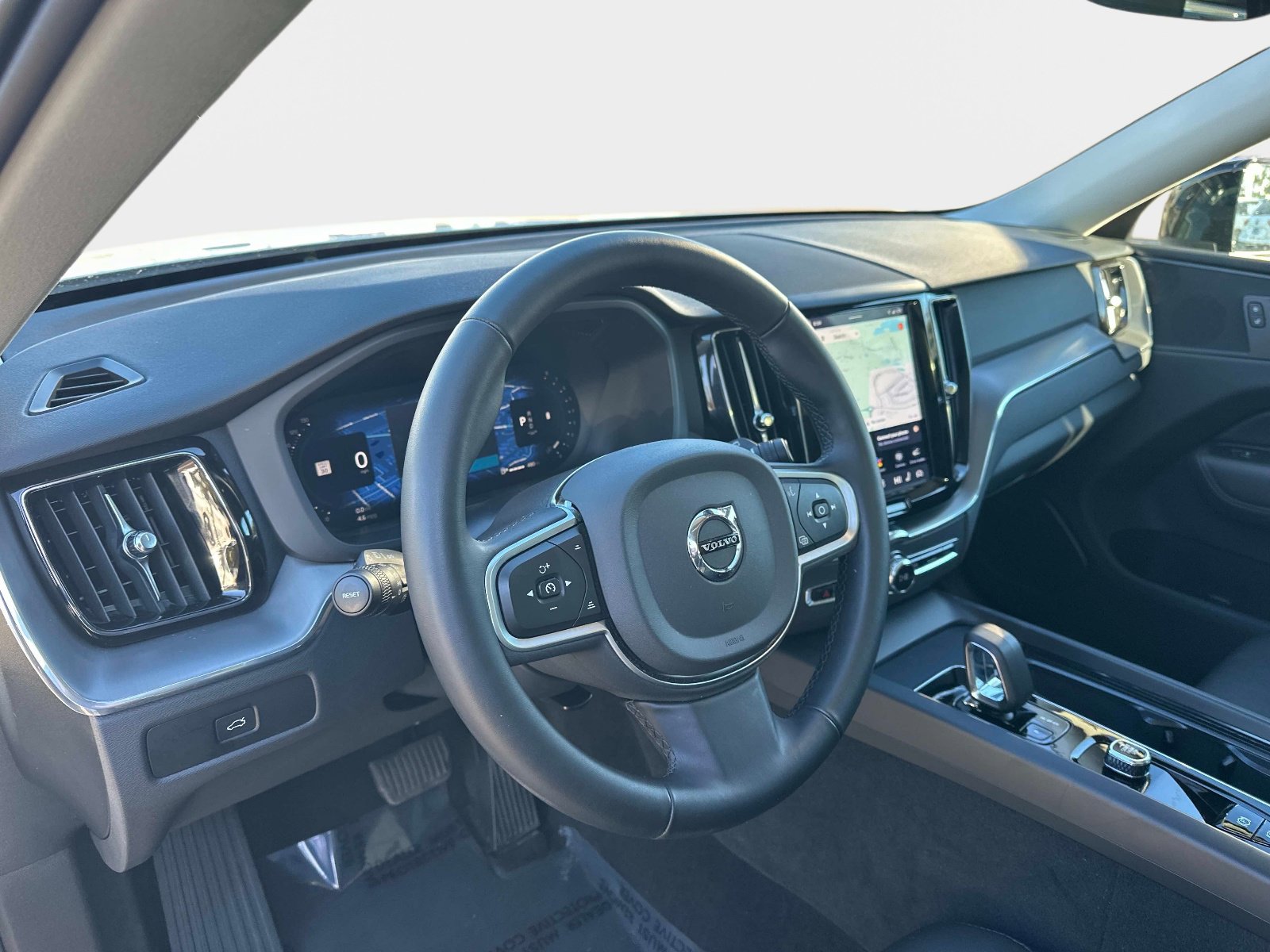 Certified 2025 Volvo XC60 B5 Core image 17