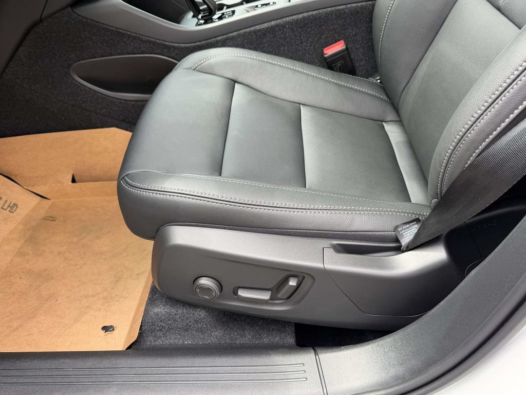 New 2026 Volvo XC40 B4 Core w/ Climate Package FWD image 16