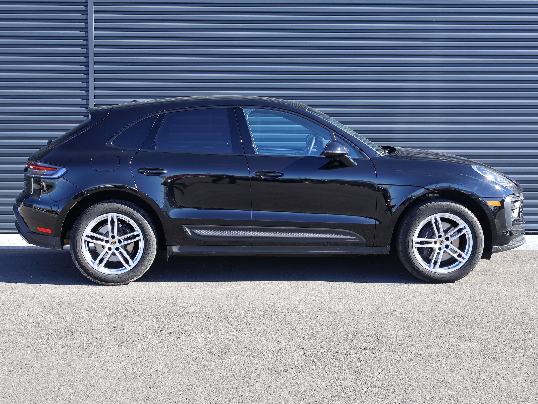 Certified 2023 Porsche Macan AWD/4WD image 9
