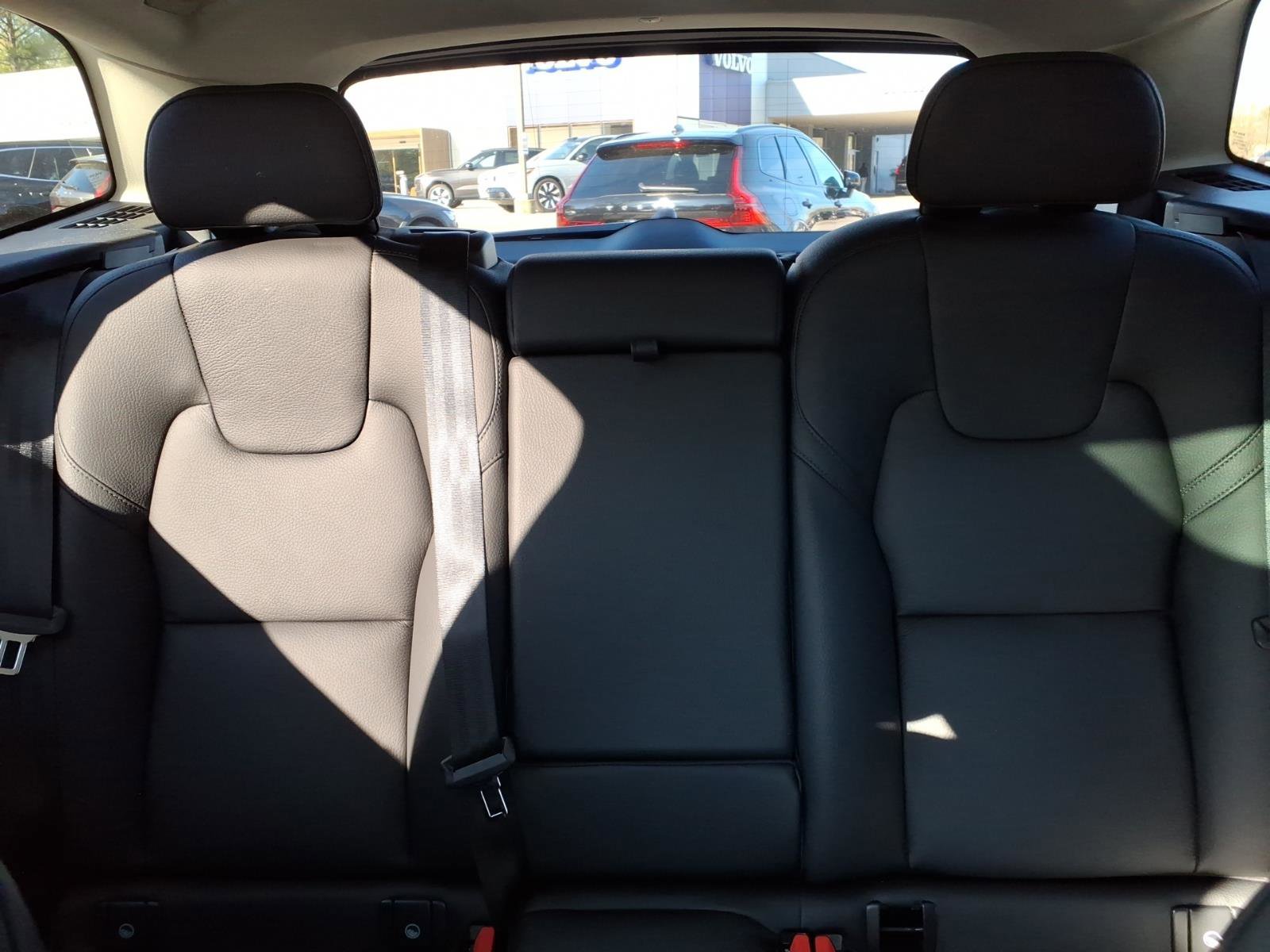 Certified 2025 Volvo XC60 B5 Plus AWD/4WD image 19