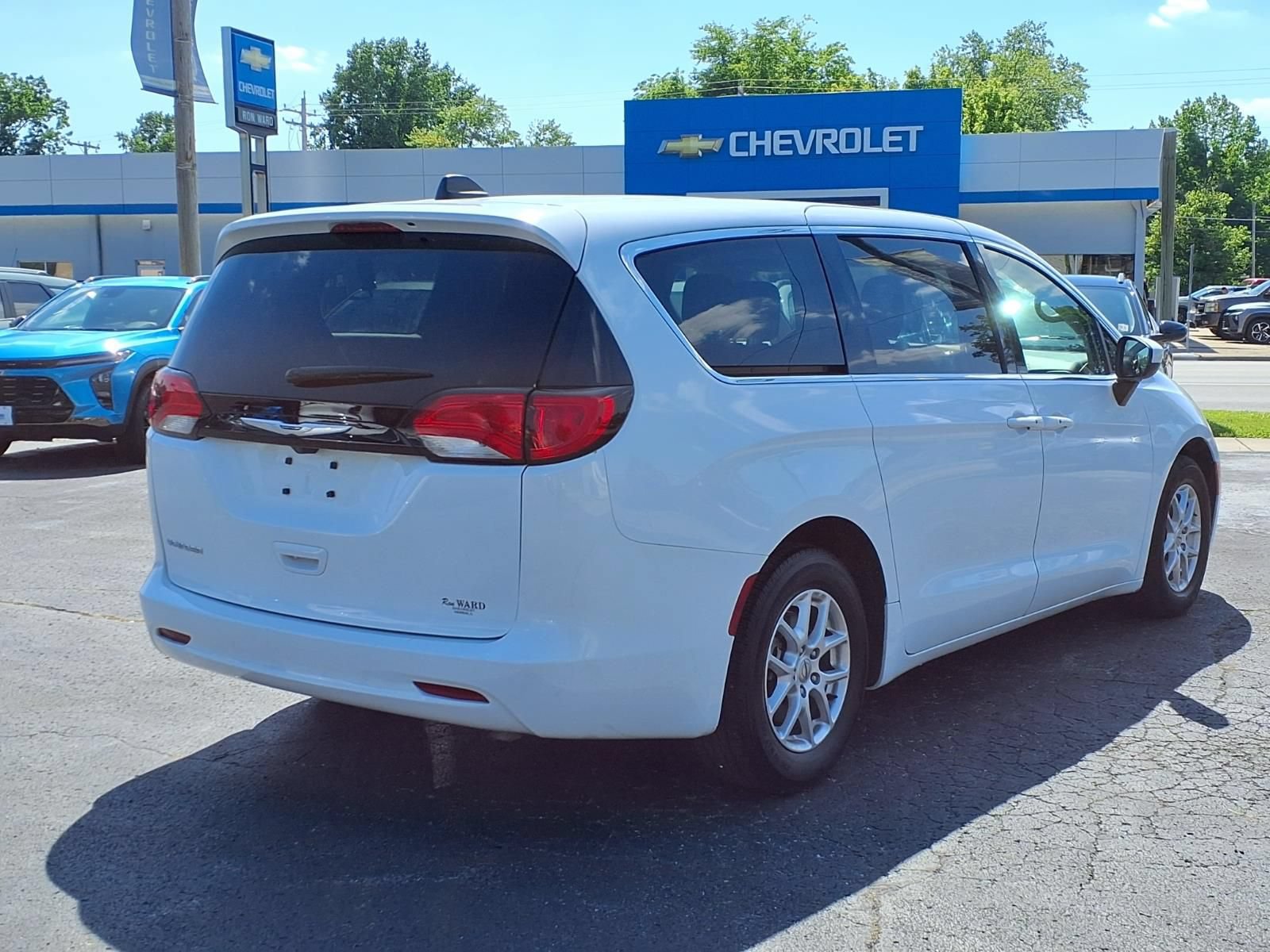 Used 2023 Chrysler Voyager LX FWD image 4