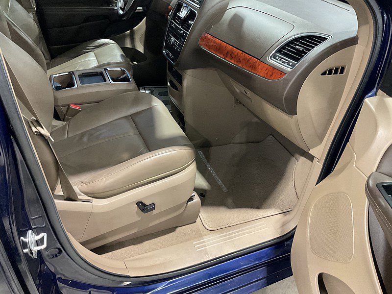 Used 2014 Chrysler Town & Country Limited w/ Luxury Group image 17
