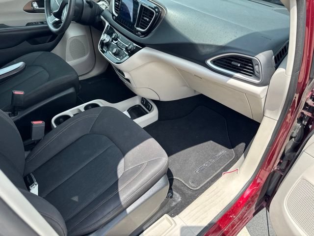 Used 2017 Chrysler Pacifica Touring FWD image 17