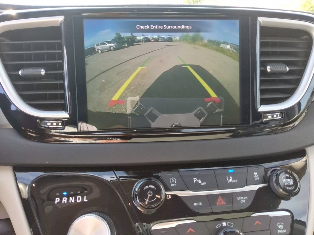 Certified 2023 Chrysler Pacifica Touring-L FWD image 16