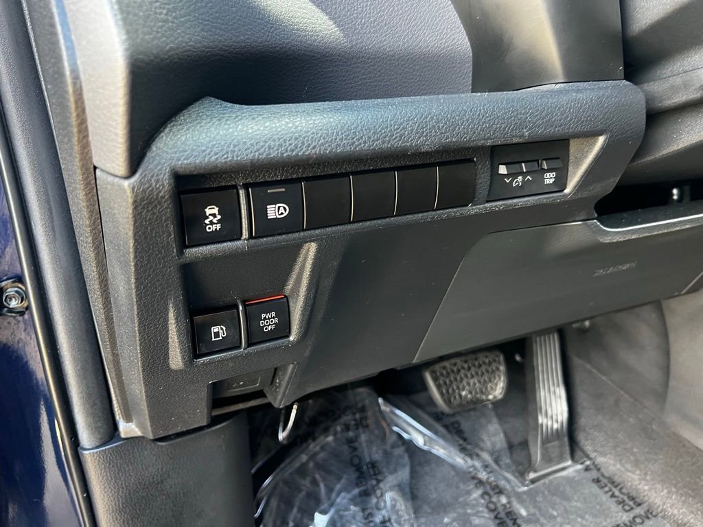 Used 2022 Toyota Sienna XSE image 40
