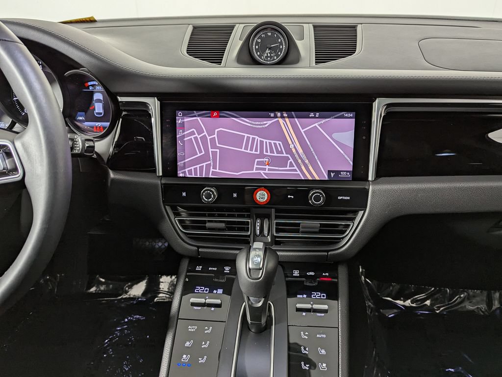Used 2025 Porsche Macan AWD/4WD image 33