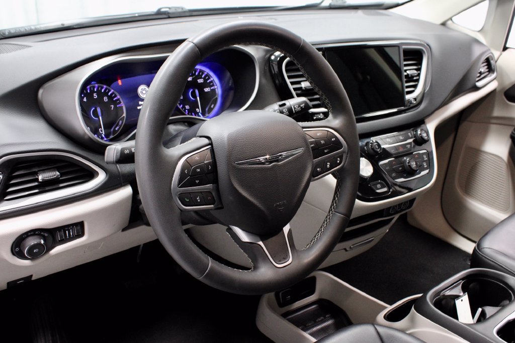 Used 2024 Chrysler Pacifica Touring-L FWD image 26