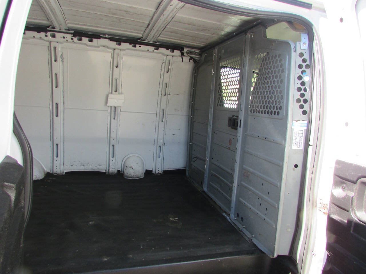 Used 2013 Chevrolet Express 2500 RWD image 16