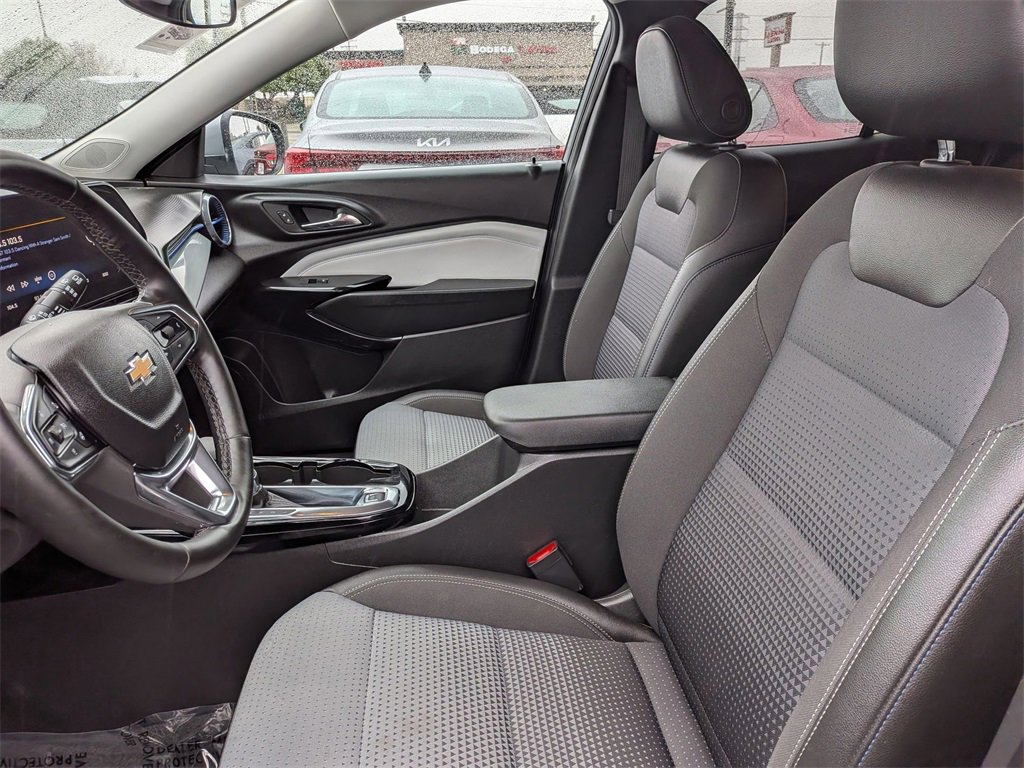Used 2025 Chevrolet Trax LT w/ LT Convenience Package image 23