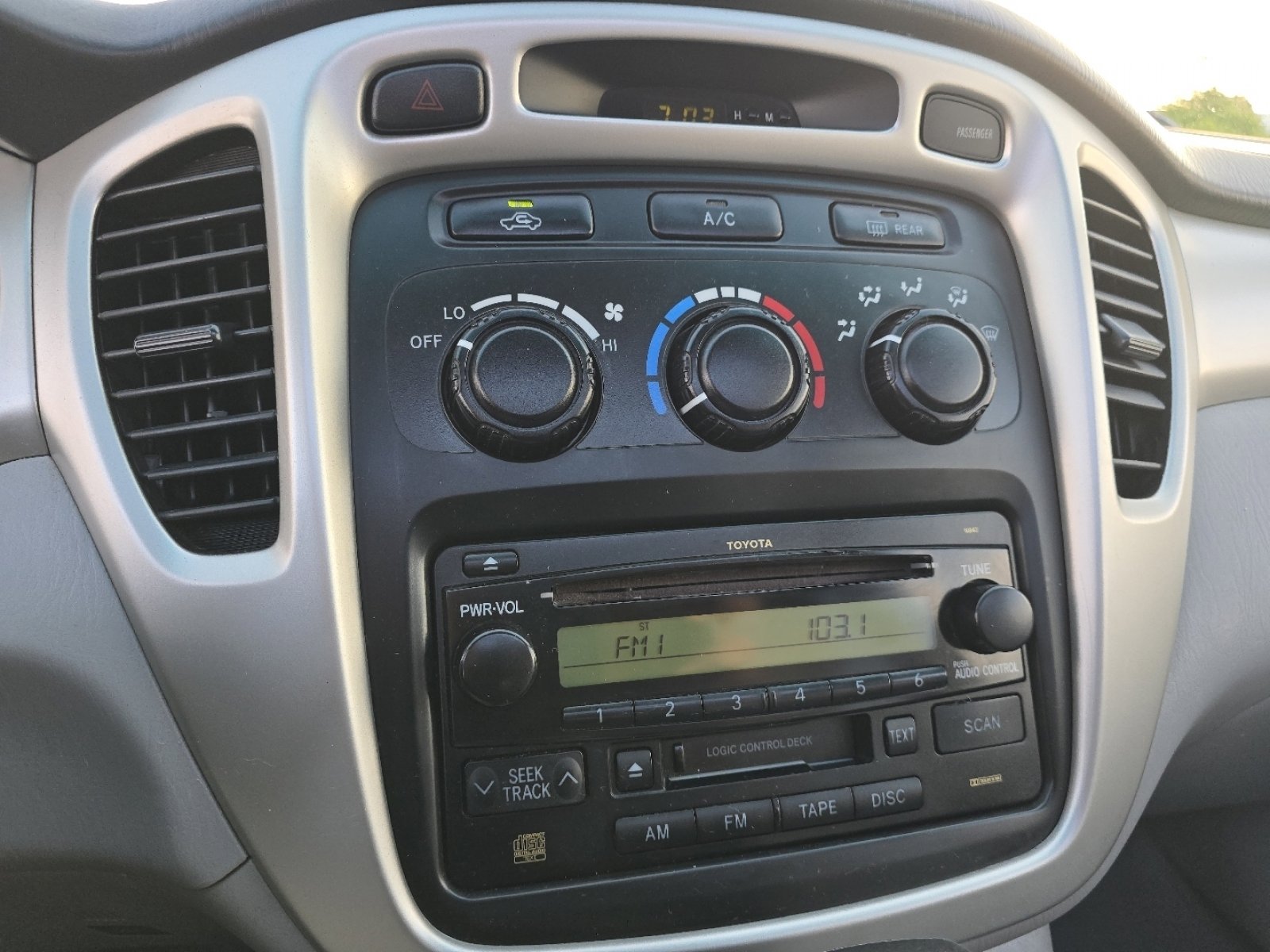 Used 2005 Toyota Highlander 2WD V6 w/ 3rd Row image 4