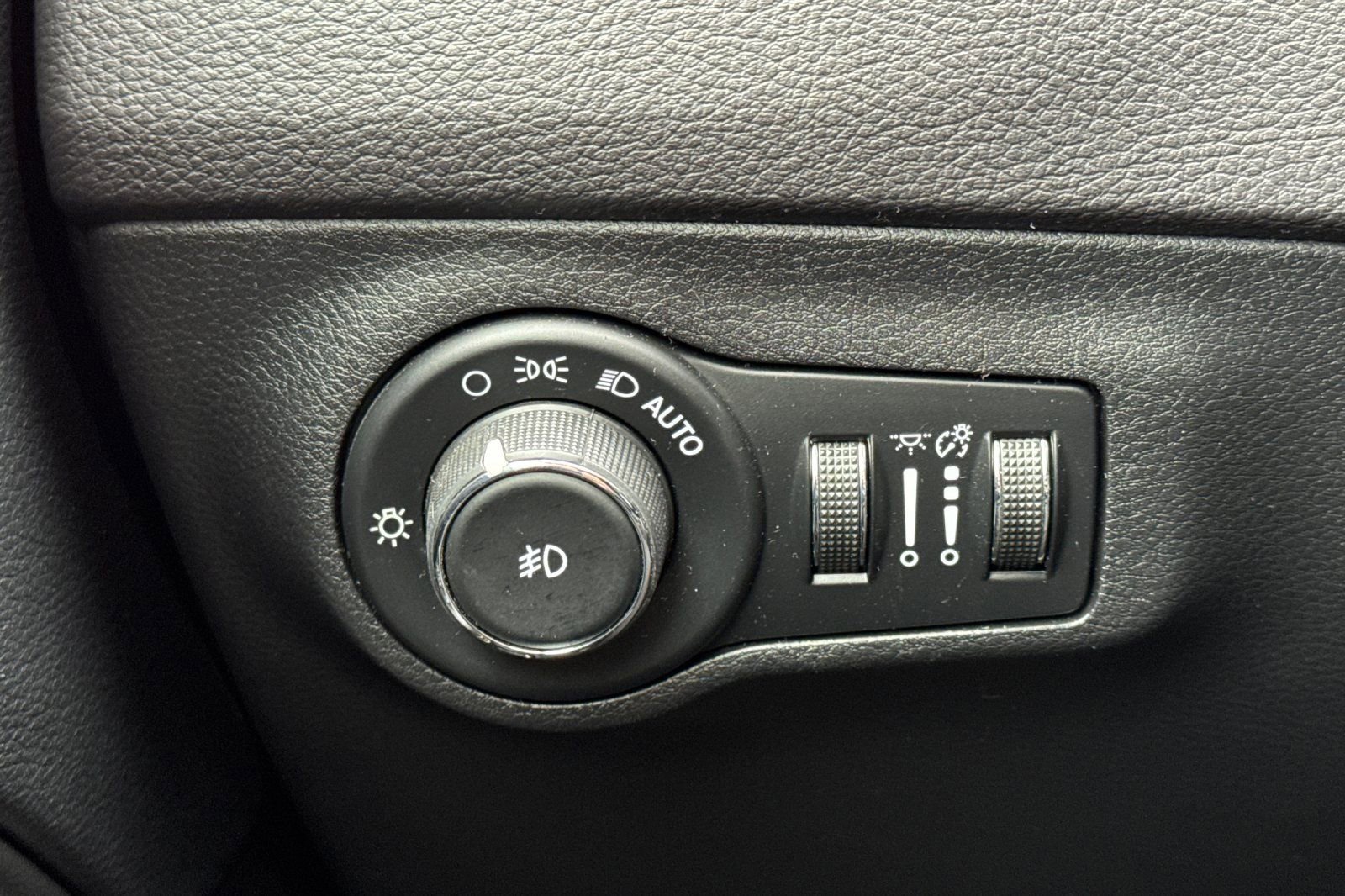 Used 2018 Jeep Compass Latitude w/ Popular Equipment Group image 30