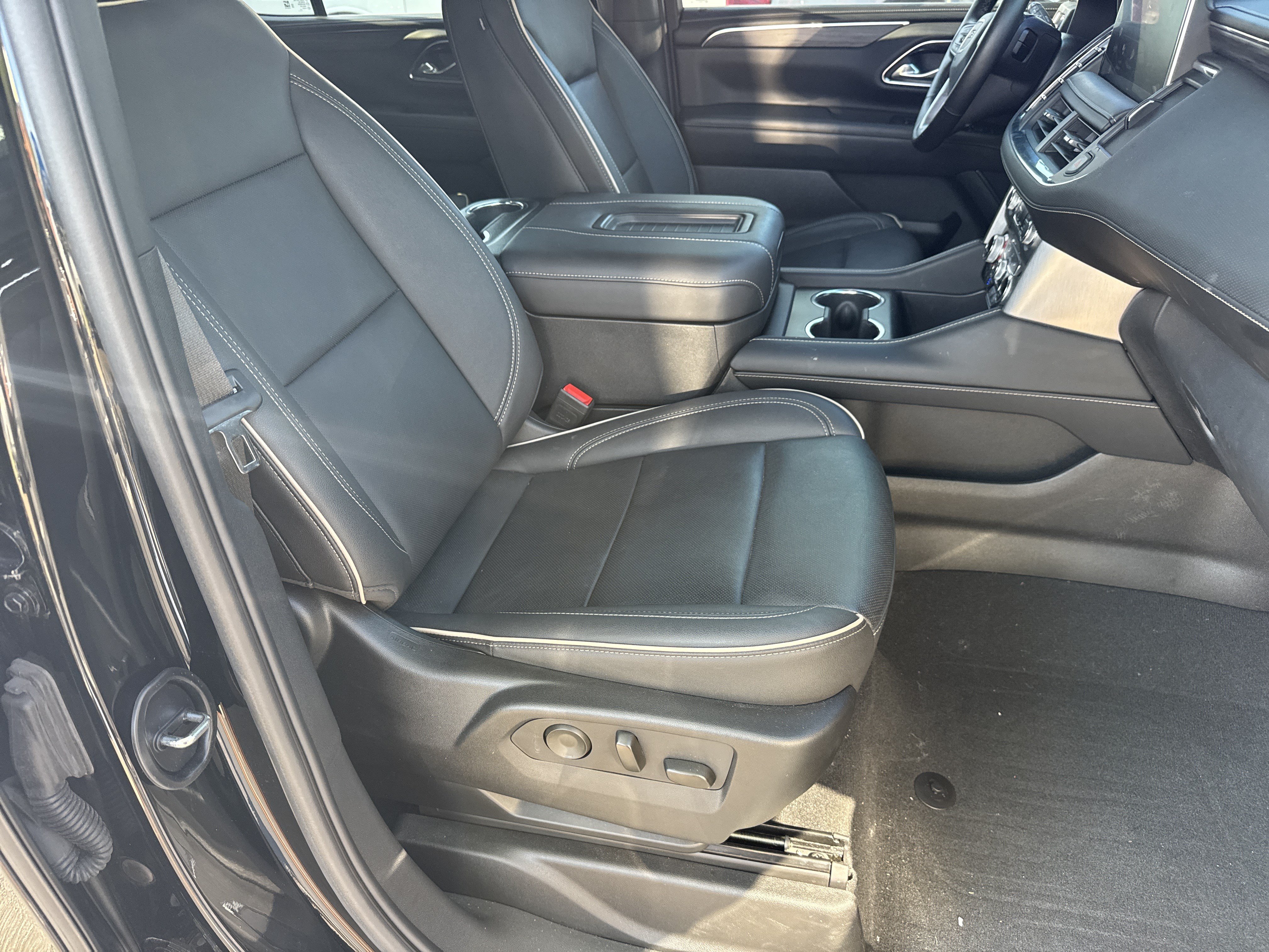 Certified 2024 GMC Yukon SLT w/ SLT Premium Package AWD/4WD image 12