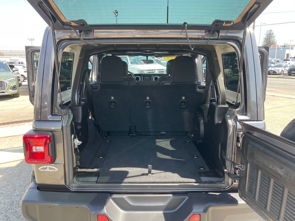 Used 2018 Jeep Wrangler Unlimited Sahara AWD/4WD image 26