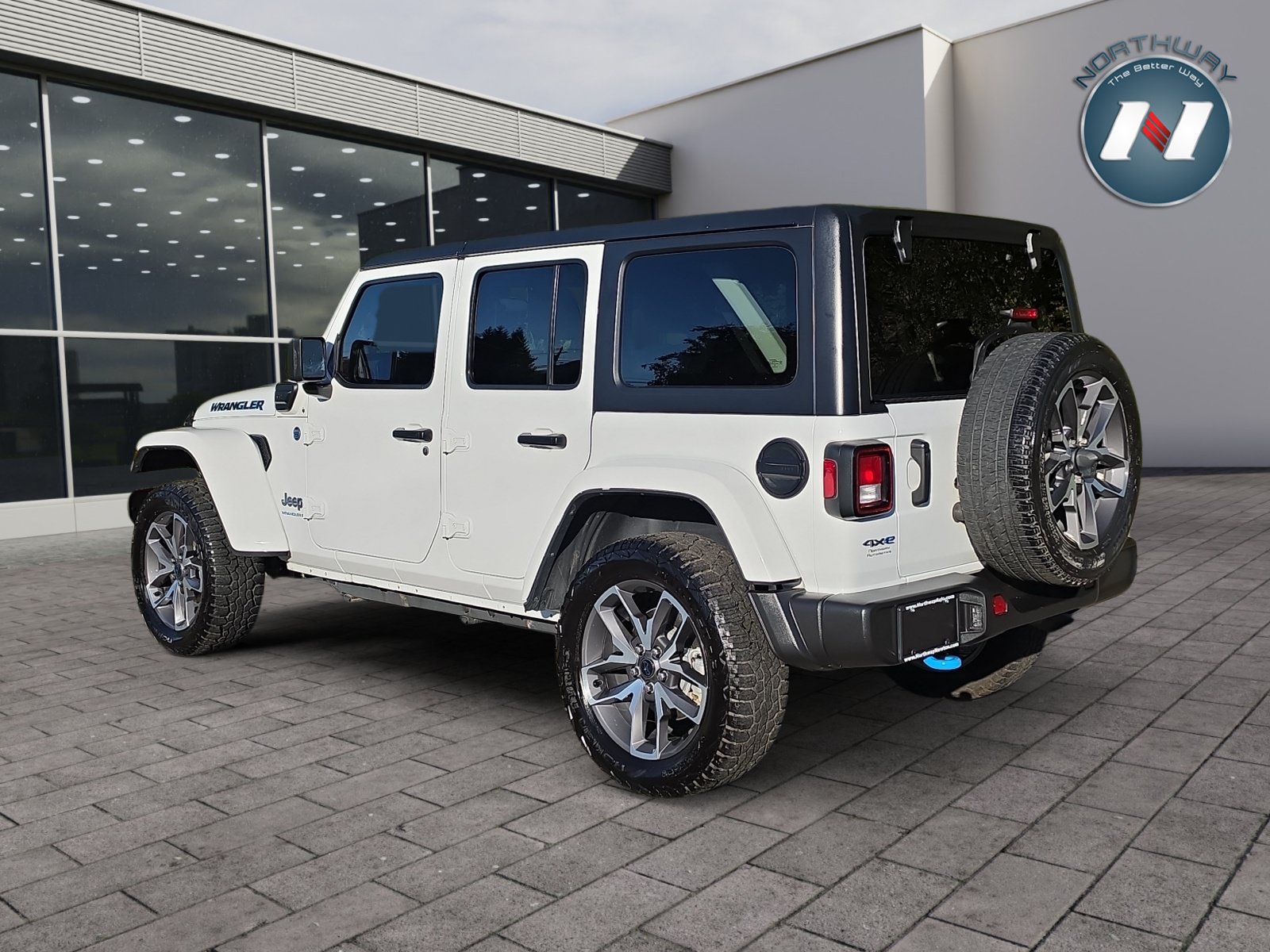 Used 2024 Jeep Wrangler Unlimited w/ Convenience Group AWD/4WD image 3