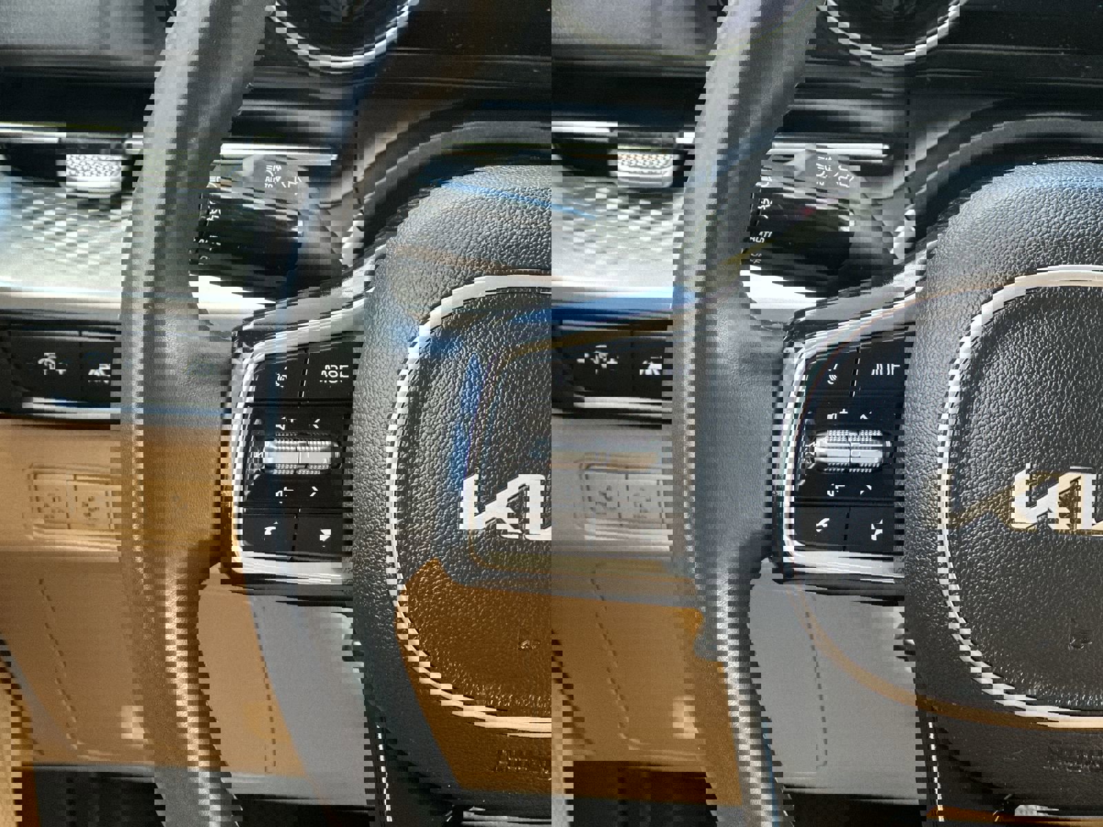 Used 2024 Kia Carnival LX image 20