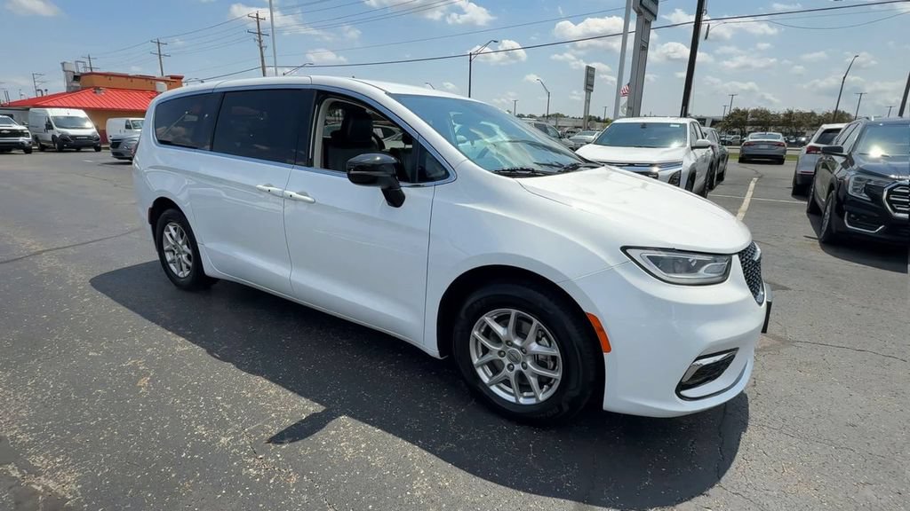 Used 2024 Chrysler Pacifica Touring-L FWD image 2