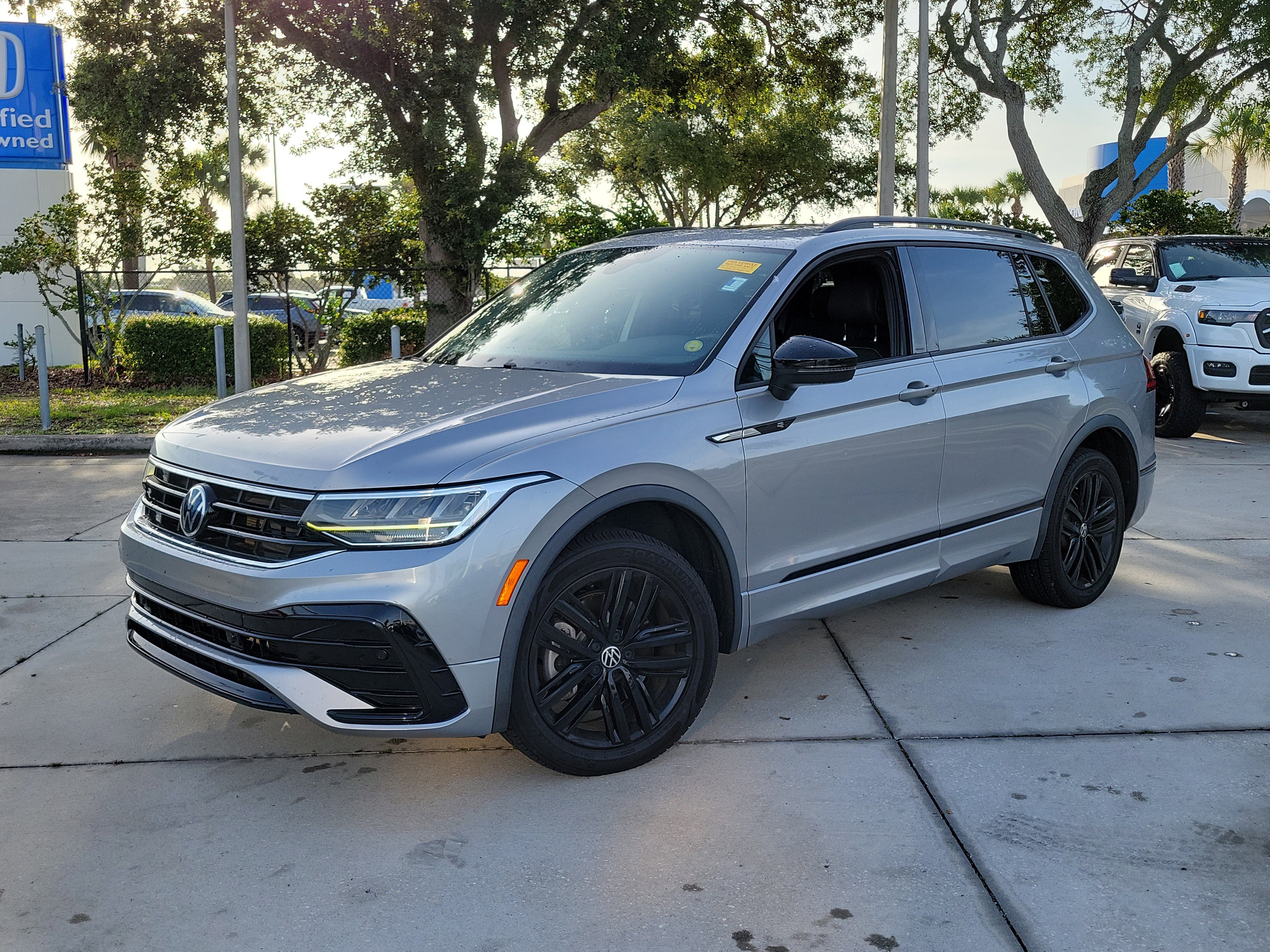 Used 2022 Volkswagen Tiguan SE R-Line FWD image 1