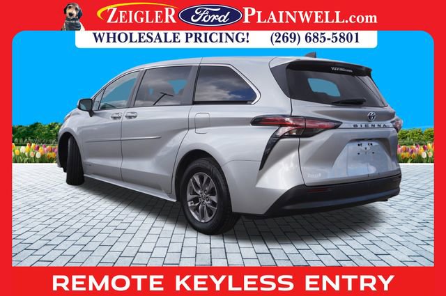 Used 2021 Toyota Sienna LE image 3