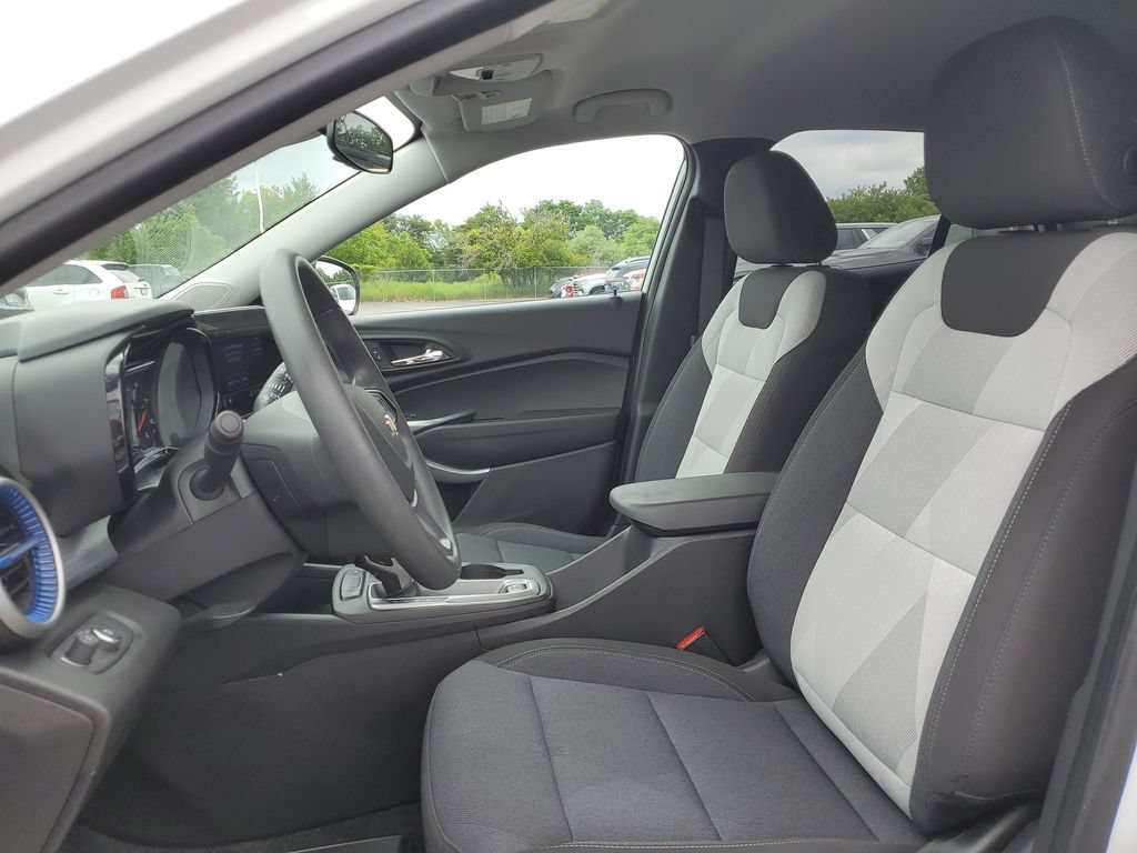 Used 2024 Chevrolet Trax LS w/ LS Convenience Package FWD image 5