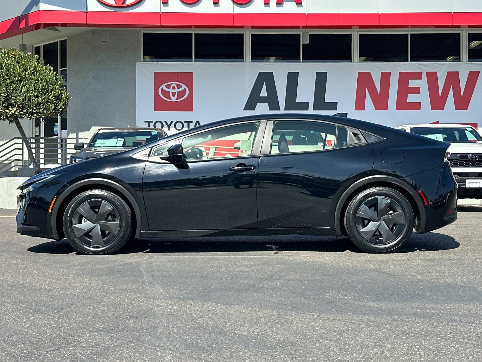 Used 2025 Toyota Prius LE FWD image 2