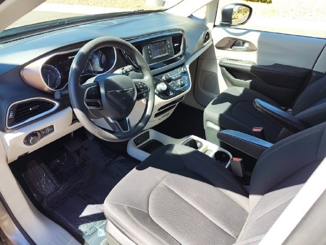 Used 2017 Chrysler Pacifica LX FWD image 17
