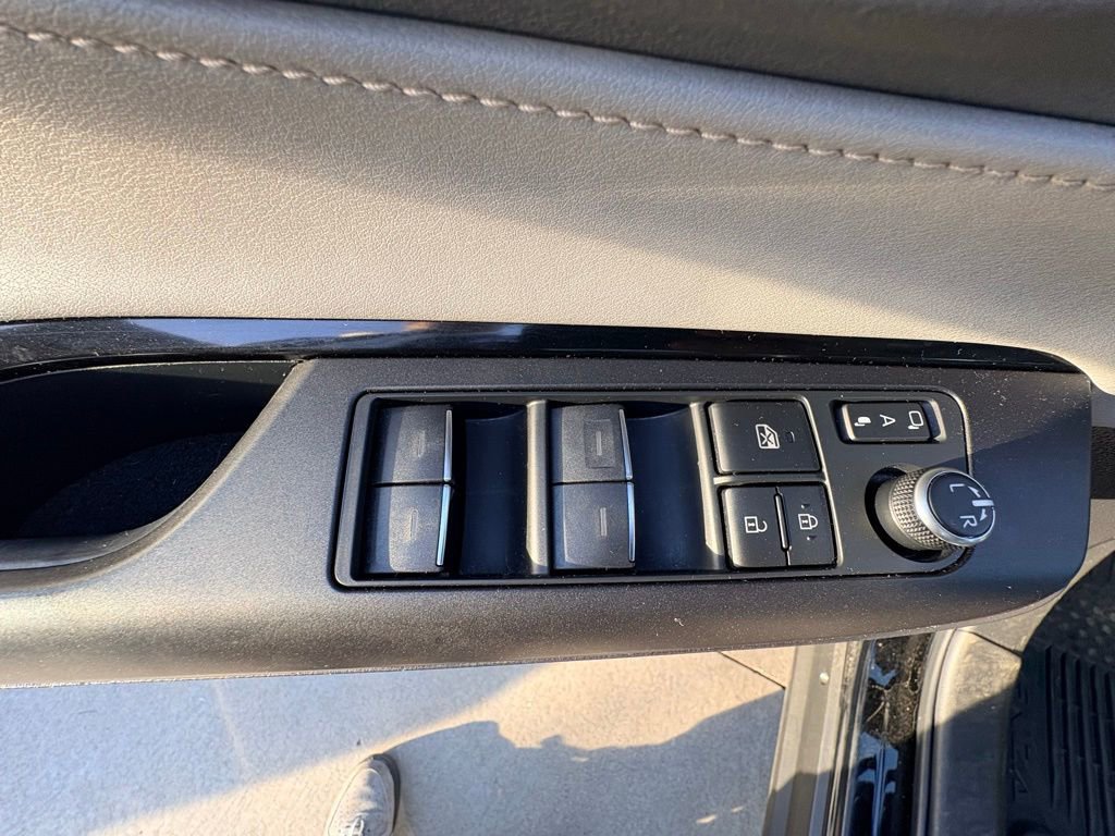 Used 2023 Toyota Venza LE image 29