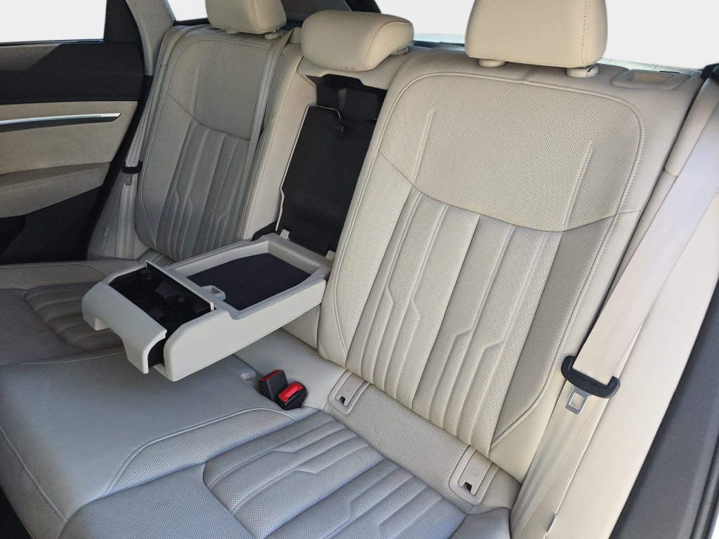 Used 2019 Audi e-tron Prestige w/ Prestige Package AWD/4WD image 17