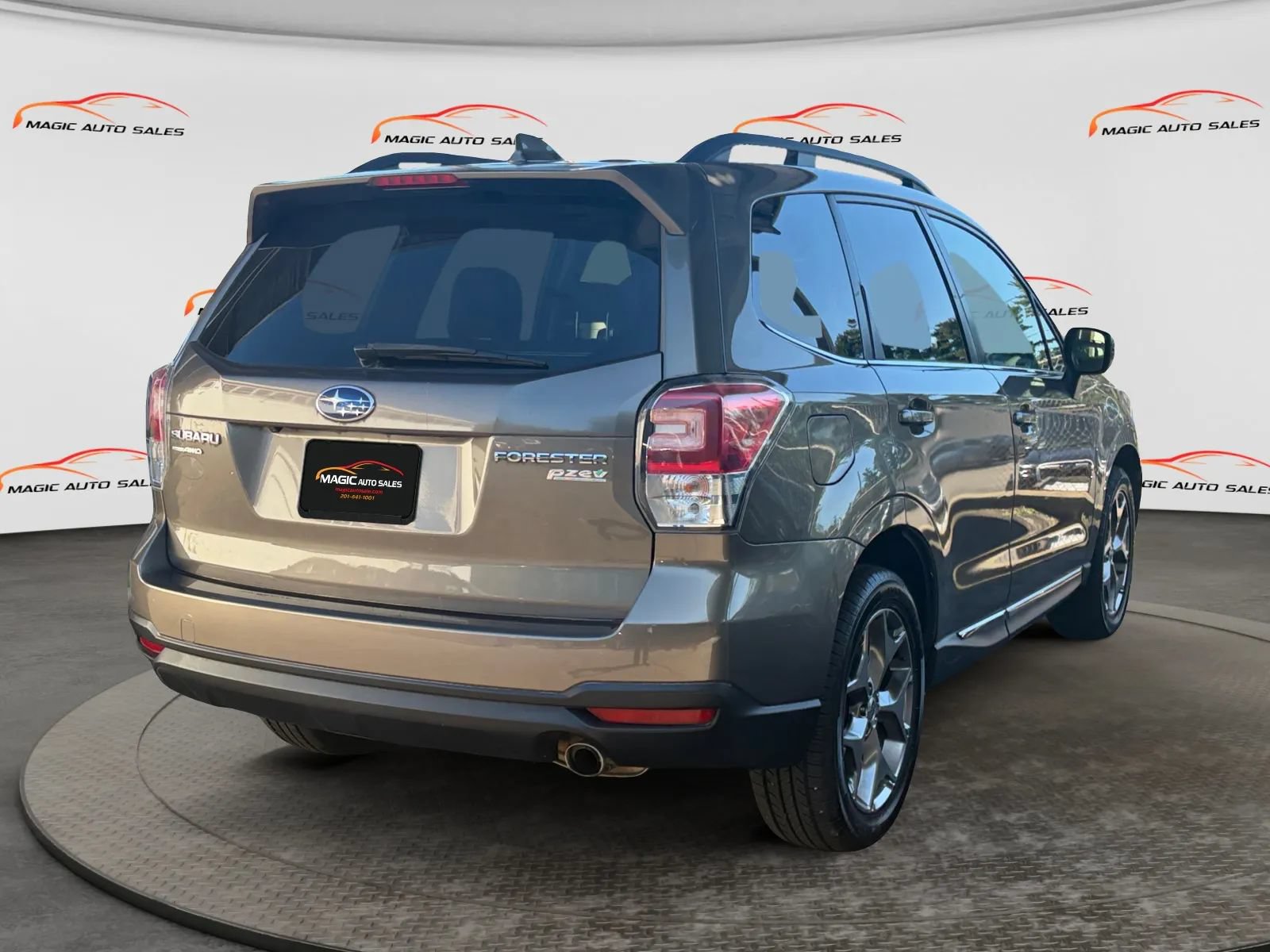 Used 2017 Subaru Forester 2.5i Touring AWD/4WD image 10