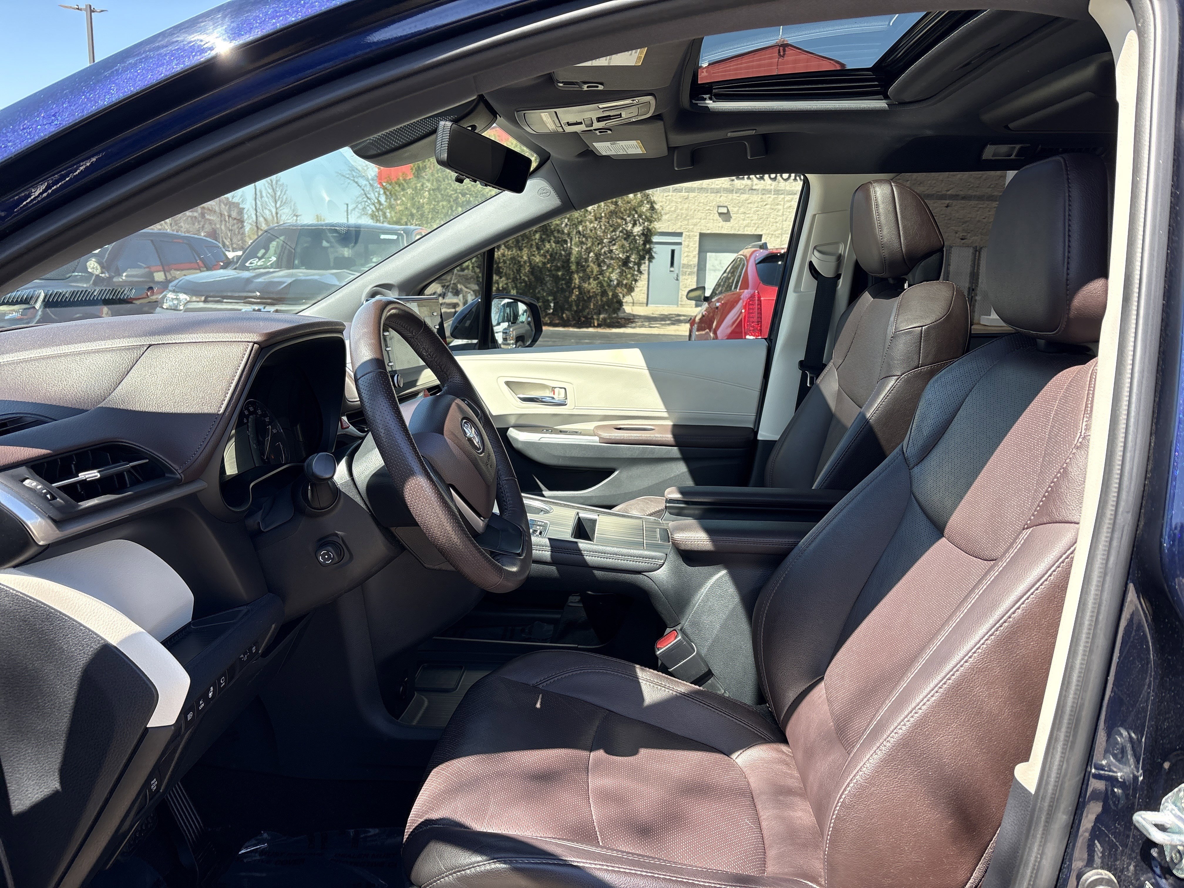 Used 2021 Toyota Sienna Platinum w/ Outdoor Package (TMS) image 11