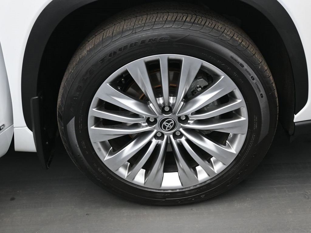 Certified 2025 Toyota Highlander Platinum image 42