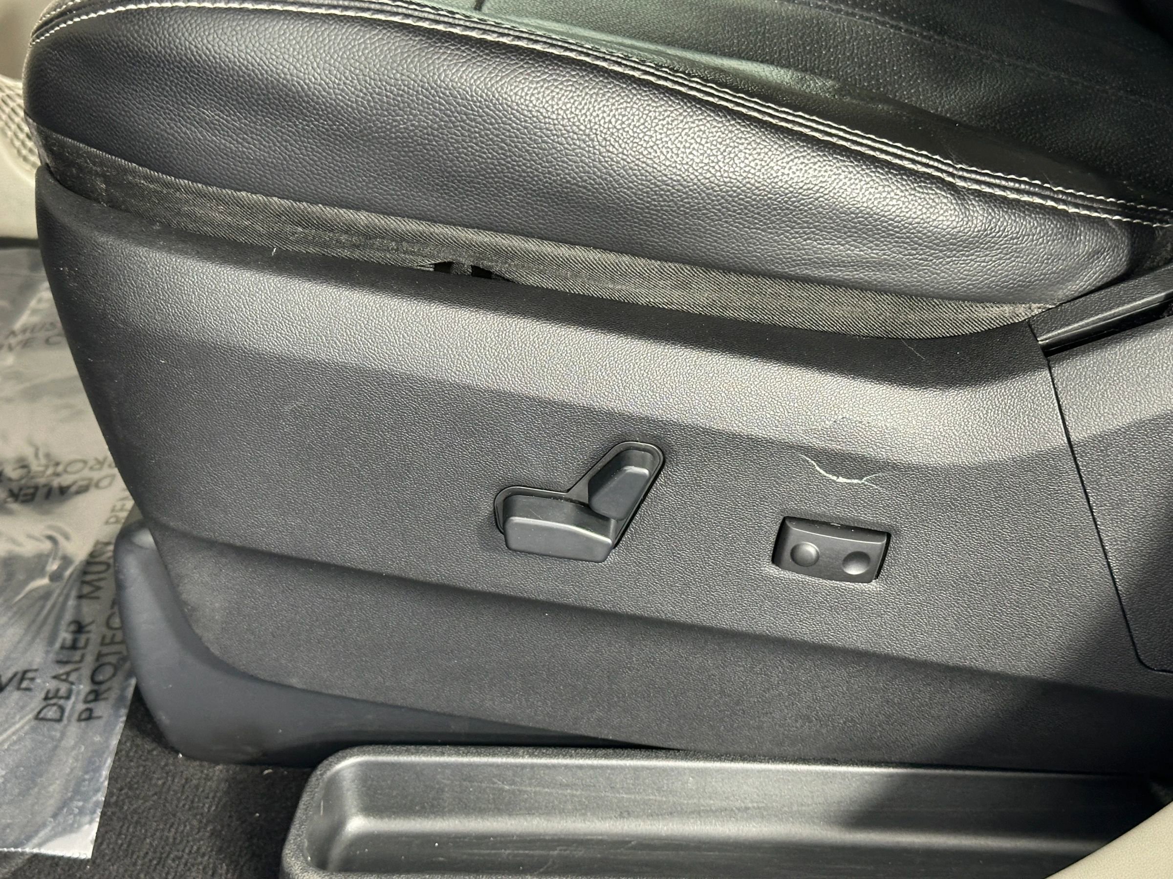 Used 2012 Chrysler Town & Country Touring-L w/ Premium Group FWD image 23