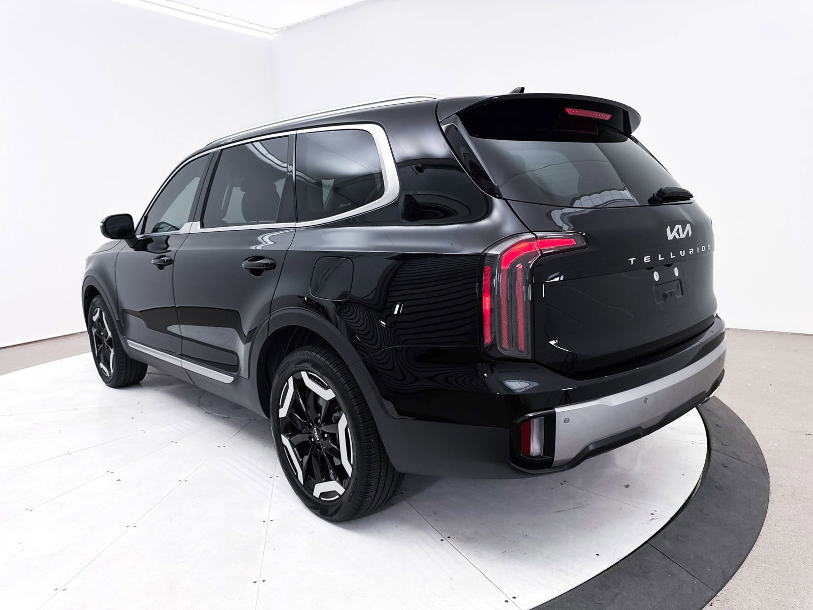 Certified 2024 Kia Telluride EX w/ EX Captain's Chair Package image 17