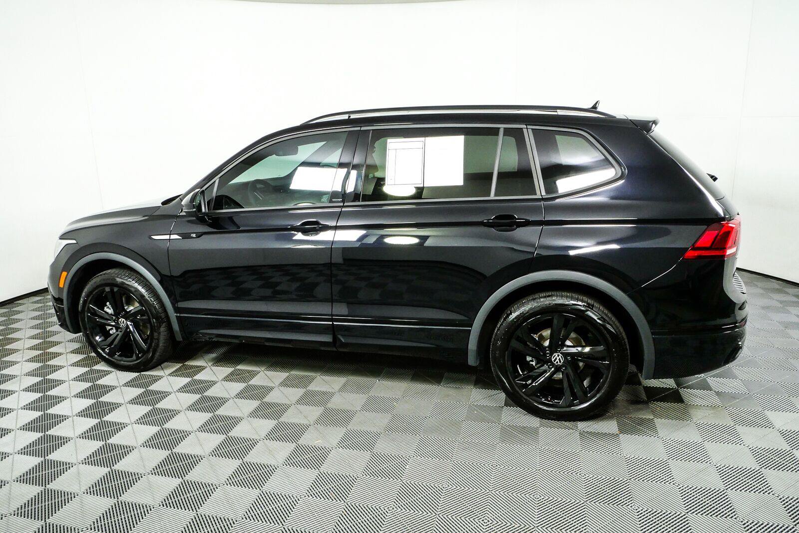 Certified 2024 Volkswagen Tiguan SE R-Line AWD/4WD image 29