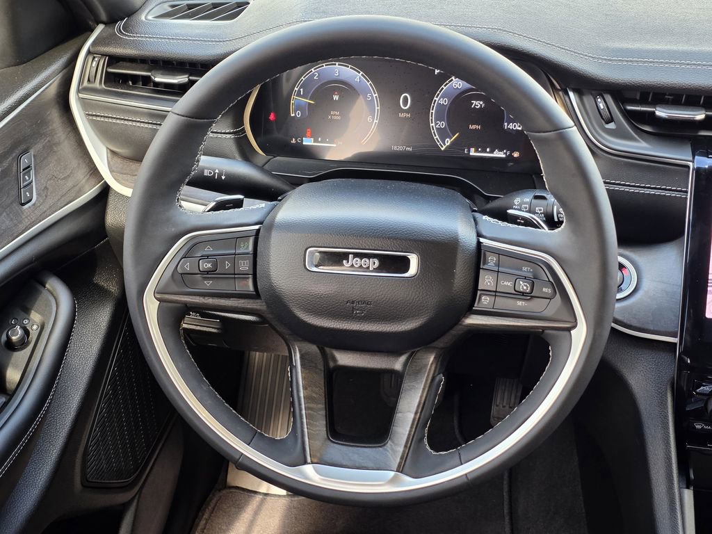 Used 2025 Jeep Grand Cherokee Limited w/ Black Appearance Package image 29