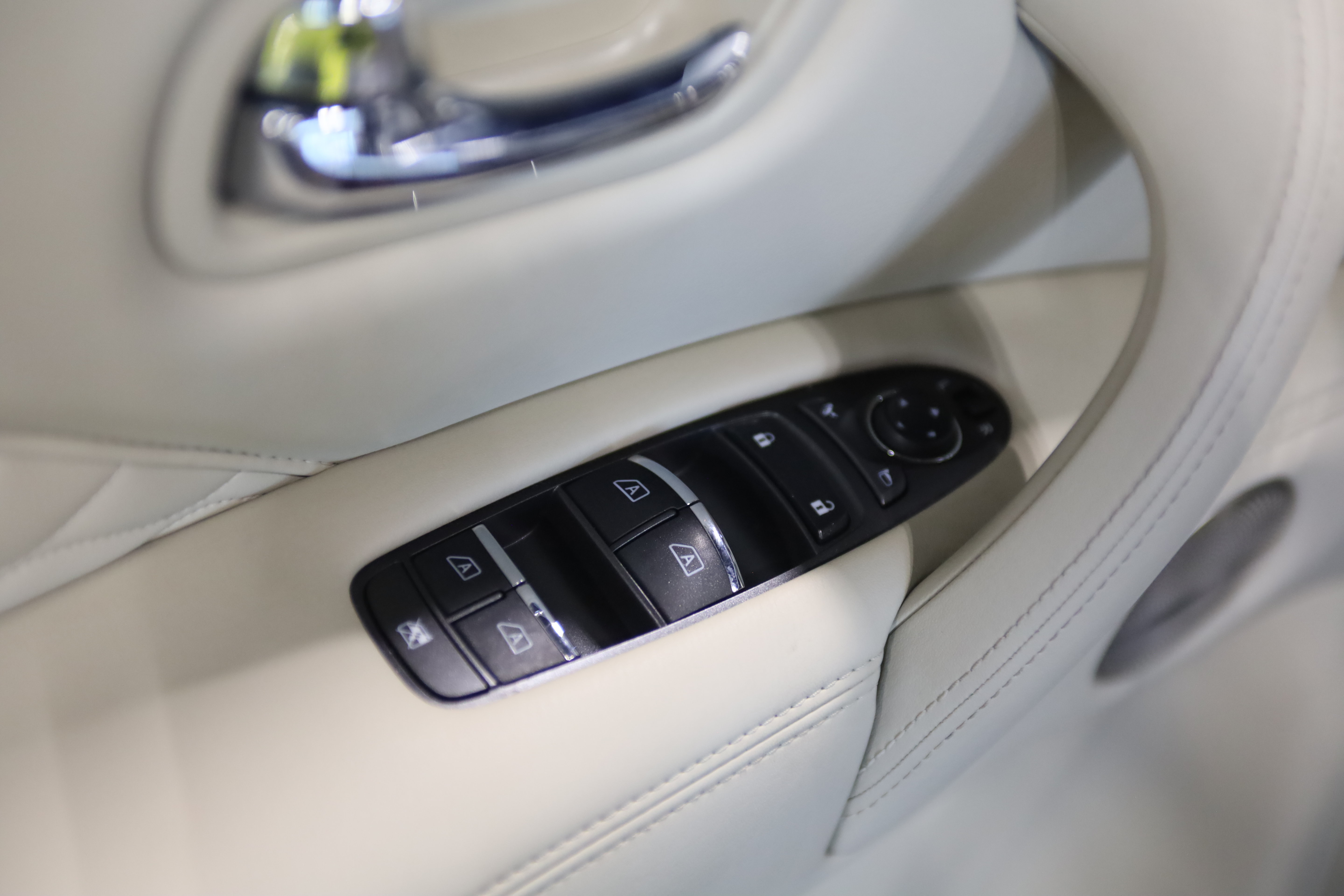 Used 2024 INFINITI QX80 Sensory w/ Cargo Package AWD/4WD image 15