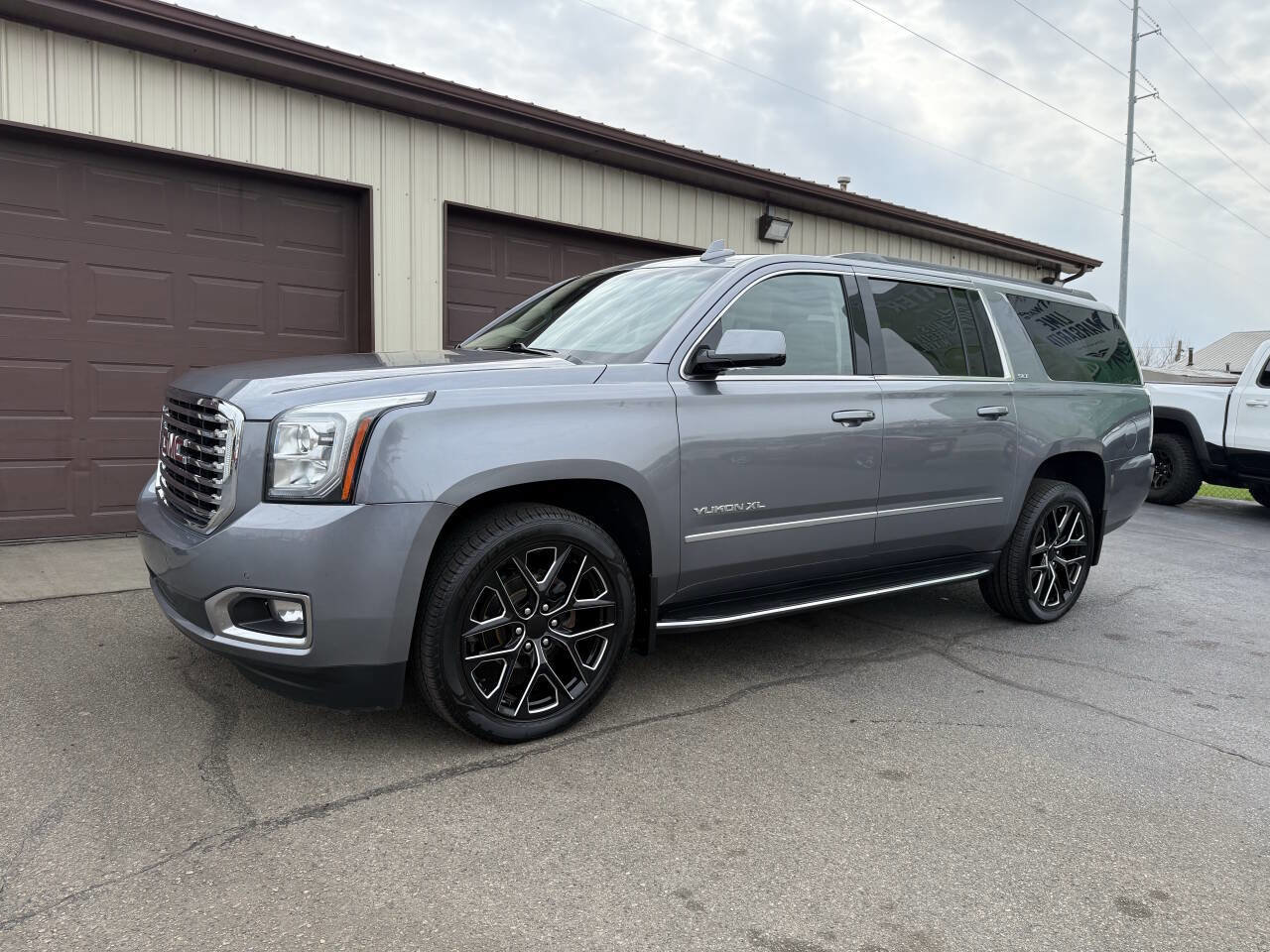Used 2019 GMC Yukon XL SLT w/ Premium Edition AWD/4WD image 2