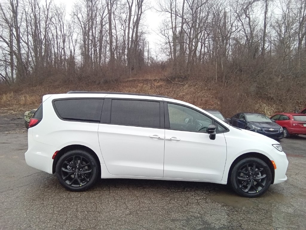 New 2026 Chrysler Pacifica Select w/ S Appearance Package AWD/4WD image 3