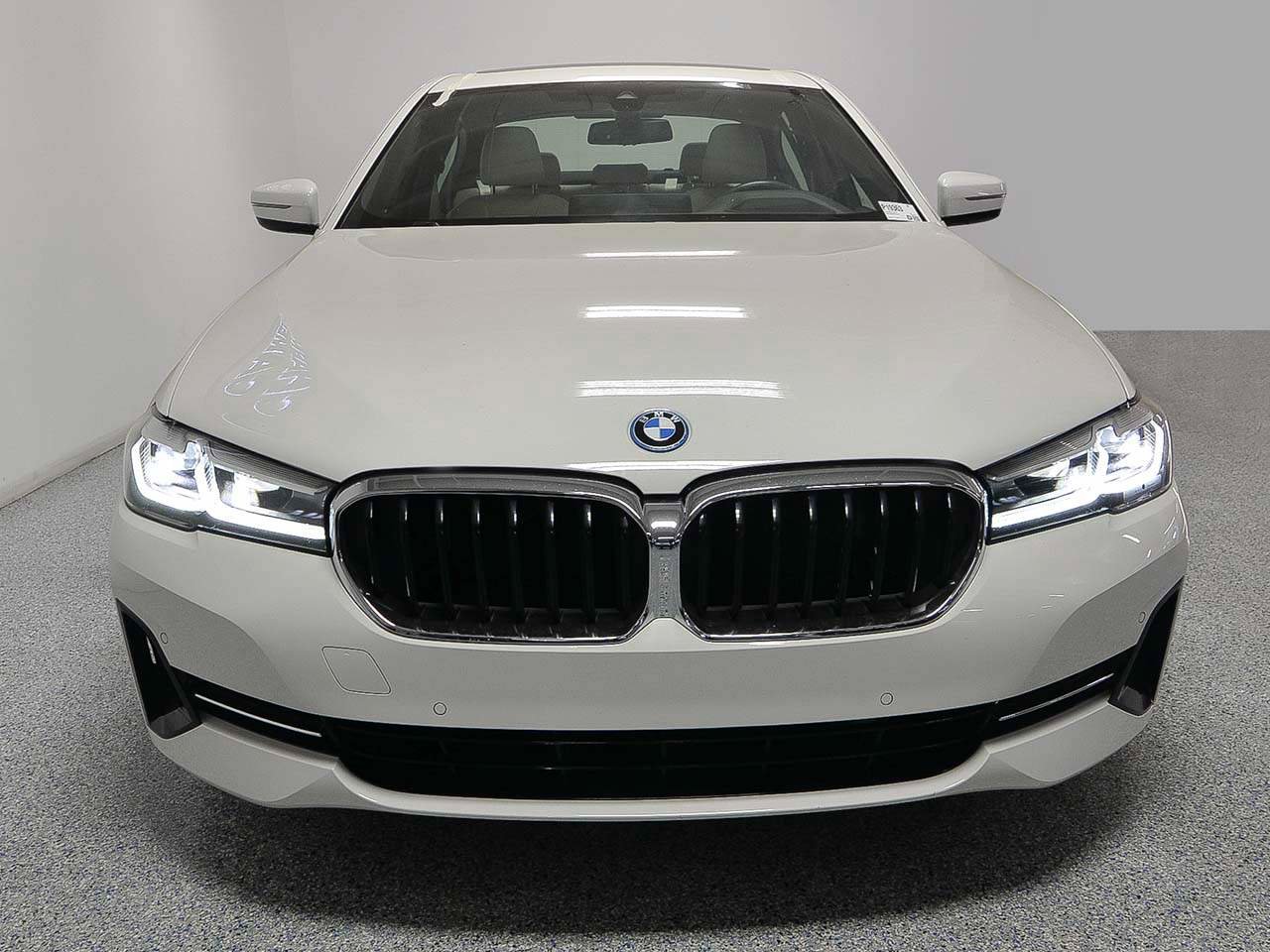 Certified 2023 BMW 530e w/ Premium Package image 2