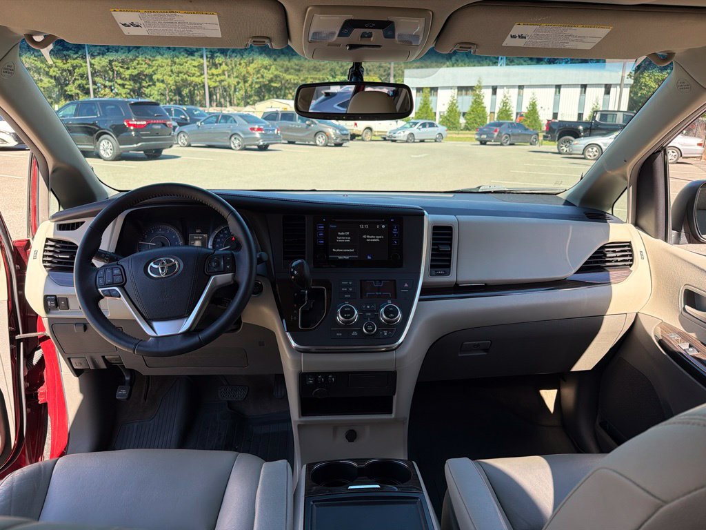 Used 2017 Toyota Sienna XLE FWD image 8