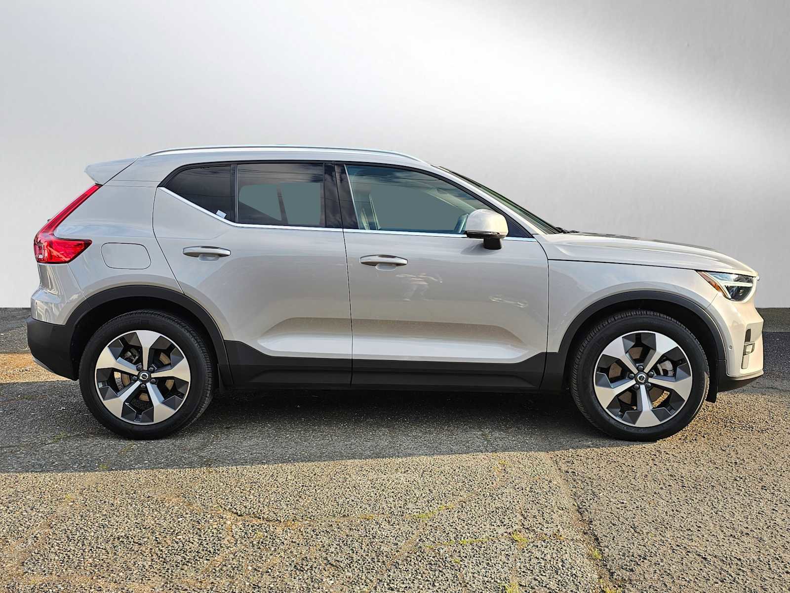 Used 2023 Volvo XC40 B5 Plus w/ Driver Assist Package image 8