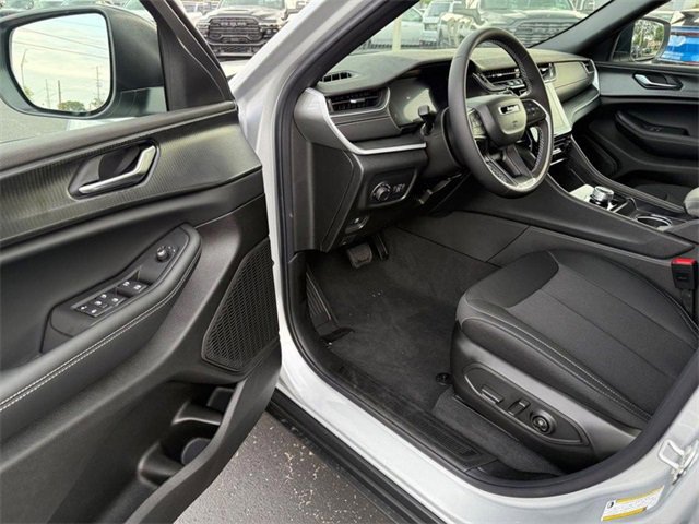 New 2025 Jeep Grand Cherokee Laredo X image 18