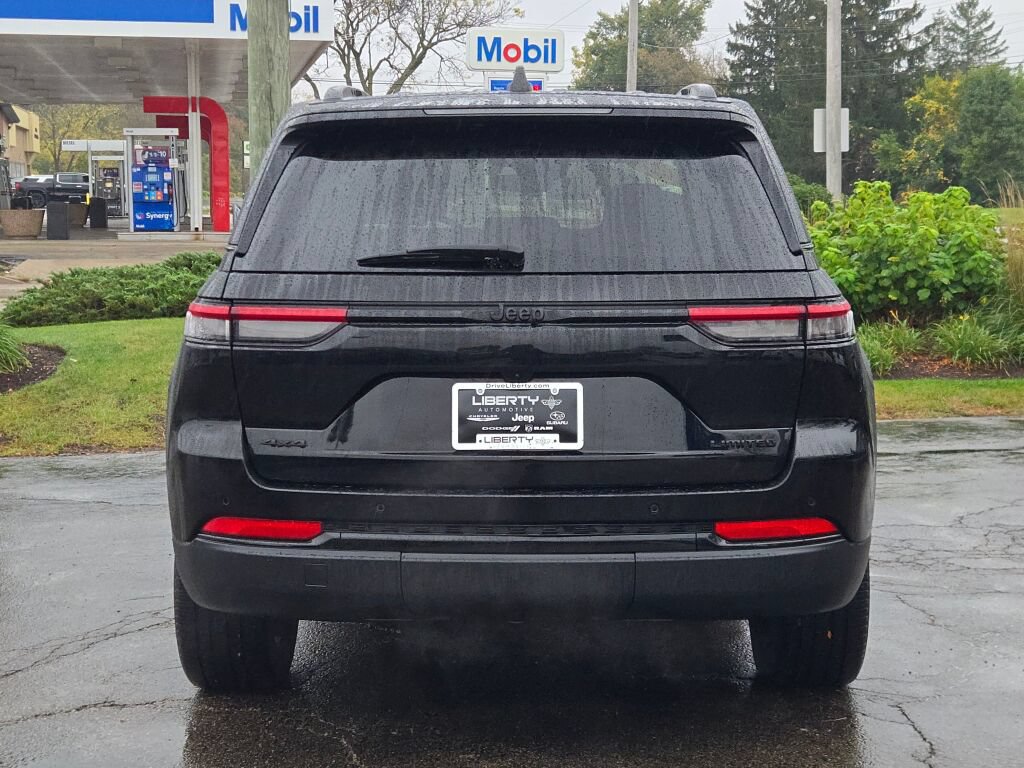 Used 2024 Jeep Grand Cherokee Limited w/ Black Appearance Package AWD/4WD image 13