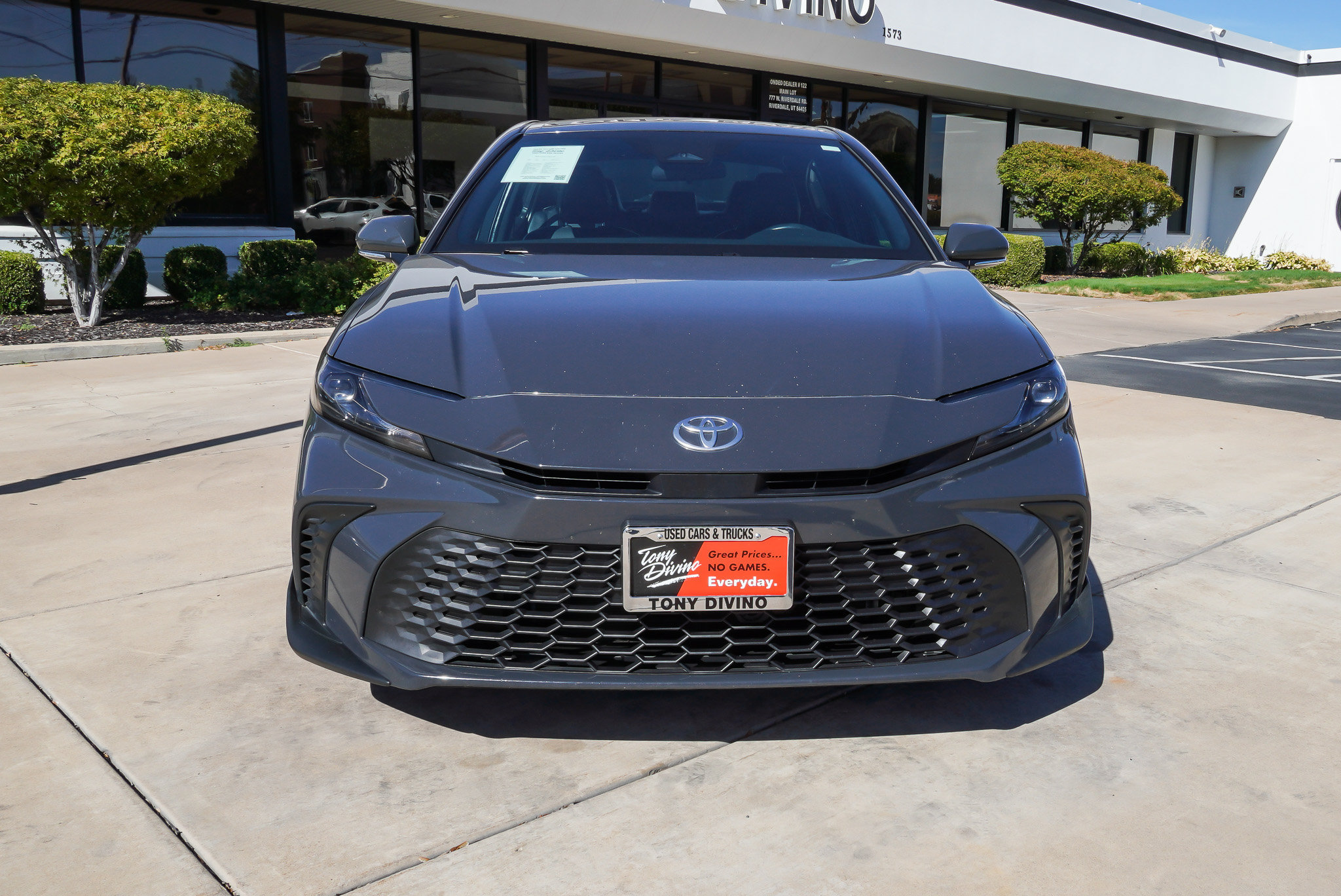 Used 2025 Toyota Camry SE FWD image 3