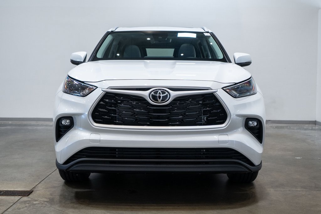 New 2026 Toyota Highlander XLE image 2