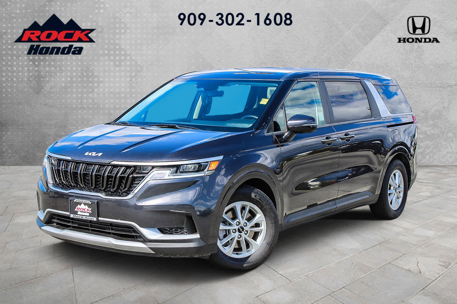 Used 2024 Kia Carnival LX image 1