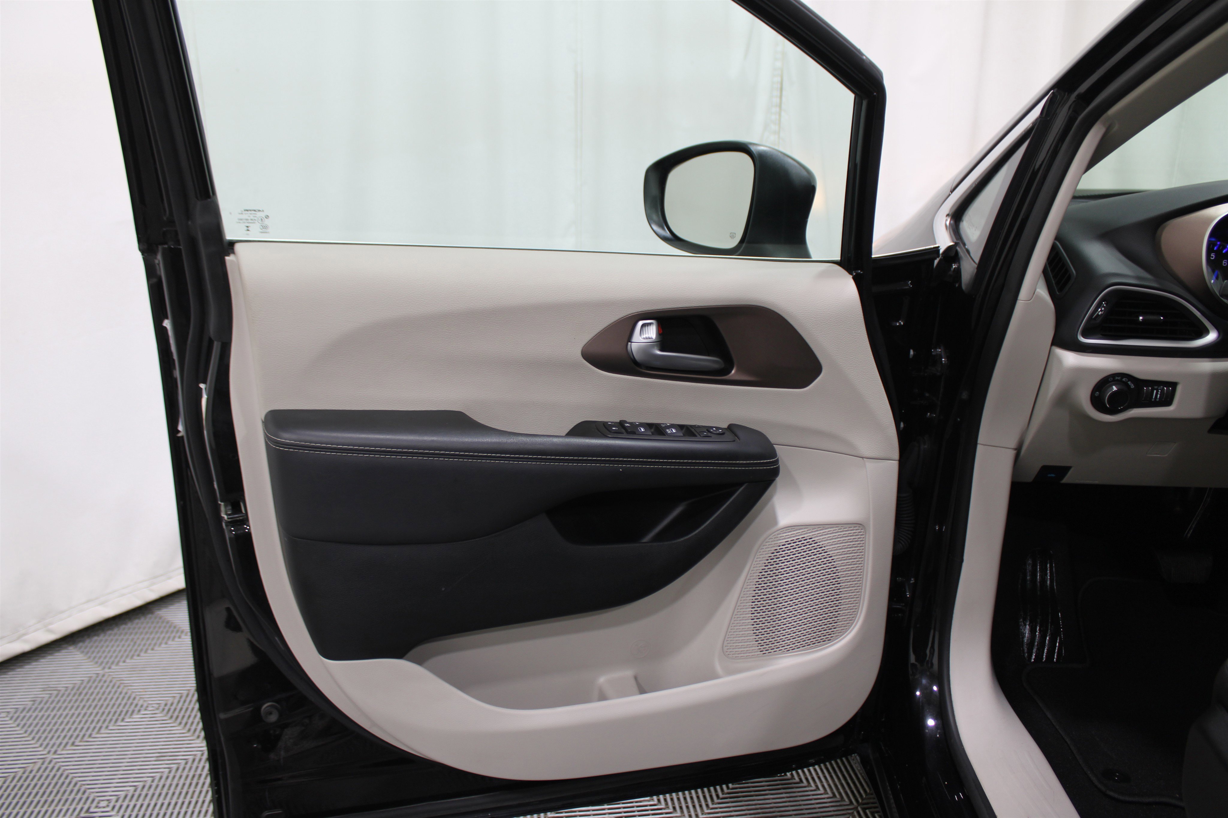 Used 2024 Chrysler Voyager LX image 6