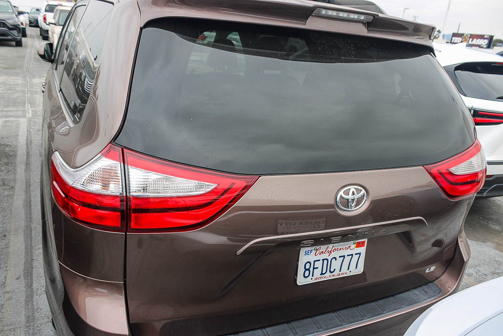 Used 2018 Toyota Sienna LE w/ Carpet Mat Package FWD image 12