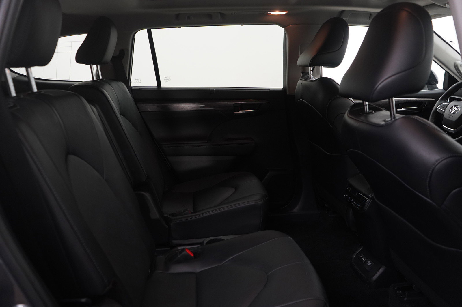 Used 2025 Toyota Highlander Platinum image 11