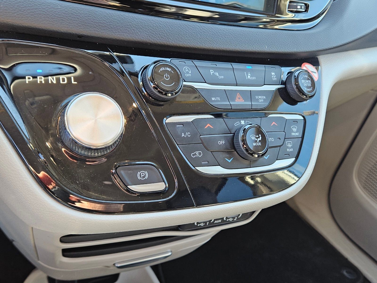 Used 2023 Chrysler Pacifica Touring-L image 23